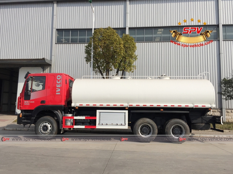 Left View: Water Bowser 20,000 liters IVECO Red